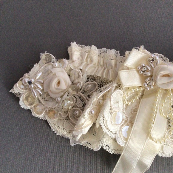 Vintage wedding garter, ivory lace with pearls, sequins, and rhinestones - Picture 5 of 6